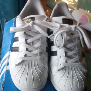 Adidas woman's black & white gently used 5 1/2